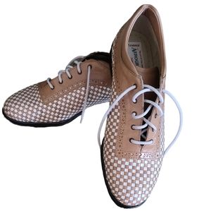 NWOT Aerogreen Camel and White Golf Shoes Size 9 - B8